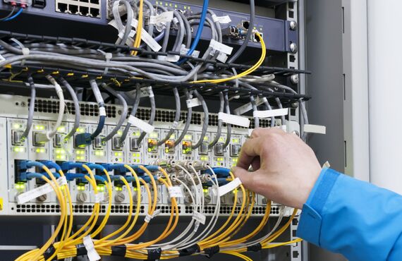 携帯電話基地局やネットワーク設備等の通信工事にも対応できます | 東広島で電気工事を行う有限会社川西電工